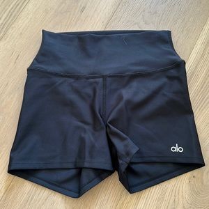 alo yoga airlift shorts
